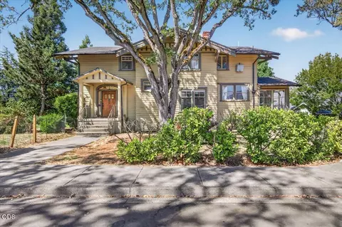 711 N Keeneway Dr, Medford, OR 97504