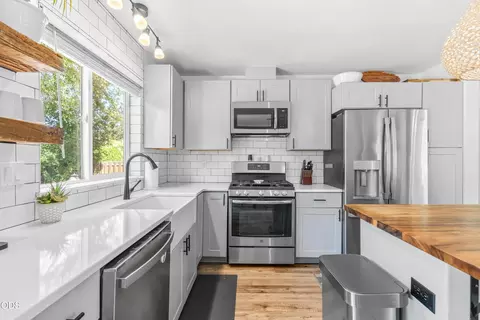 Kitchen - 20716 Amber Way, Bend, OR 97701 photo 2 of 3