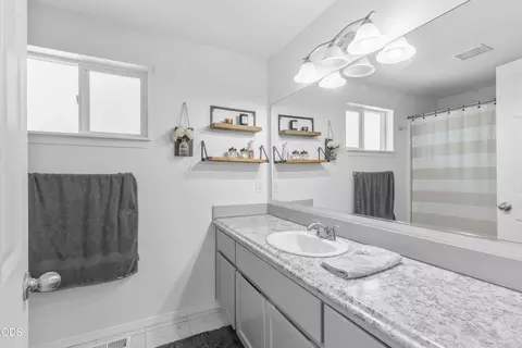 Bath - 20716 Amber Way, Bend, OR 97701 photo 2 of 3