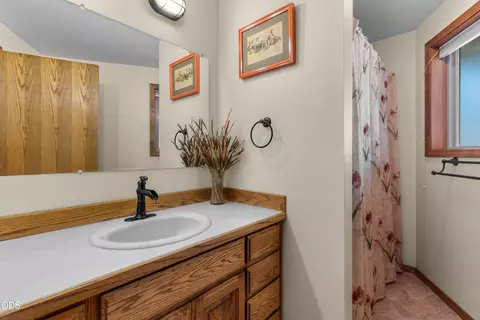 Bath - 64741 Sylvan Loop, Bend, OR 97701 photo 2 of 2