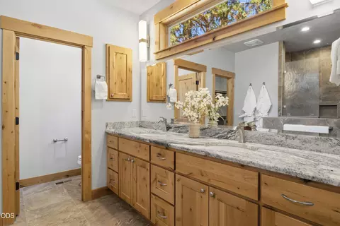 Bath - 56296 Sable Rock Loop #256, Bend, OR 97707 photo 1 of 5