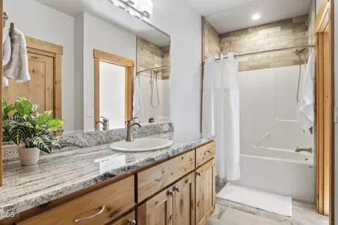 Bath - 56296 Sable Rock Loop #256, Bend, OR 97707 photo 4 of 5