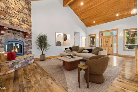 Living - 56296 Sable Rock Loop #256, Bend, OR 97707 photo 3 of 4