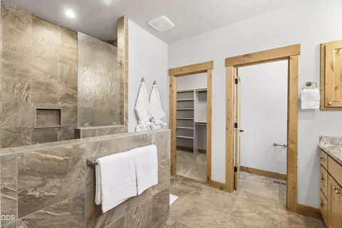 Bath - 56296 Sable Rock Loop #256, Bend, OR 97707 photo 2 of 5