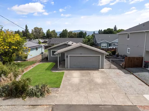 1827 Lillian St, Medford, OR 97501