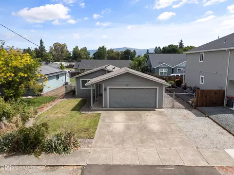 1827 Lillian St, Medford, OR 97501