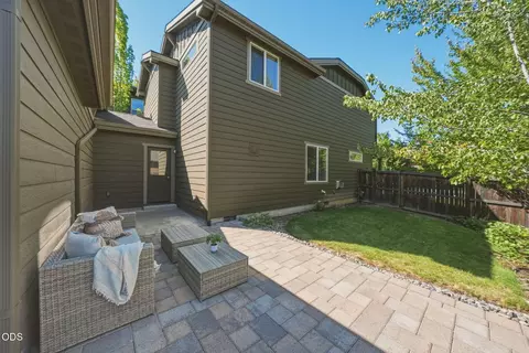 Exterior - 19689 Harvard Pl, Bend, OR 97702 photo 5 of 7