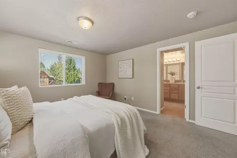 Bedroom - 19689 Harvard Pl, Bend, OR 97702 photo 2 of 4