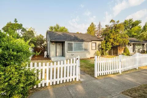 947 SW 14th St, Redmond, OR 97756