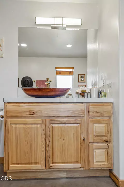 Bath - 34225 Deerpath Ct, Chiloquin, OR 97624 photo 2 of 6