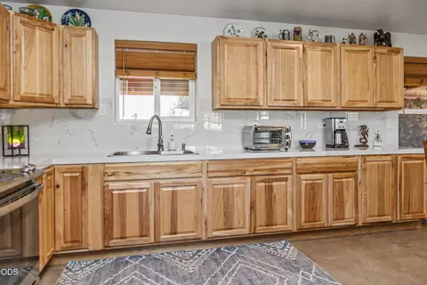 Kitchen - 34225 Deerpath Ct, Chiloquin, OR 97624 photo 3 of 3