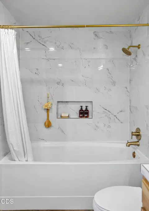 Bath - 34225 Deerpath Ct, Chiloquin, OR 97624 photo 3 of 6