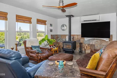 Living - 34225 Deerpath Ct, Chiloquin, OR 97624 photo 2 of 4