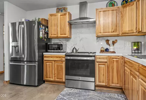Kitchen - 34225 Deerpath Ct, Chiloquin, OR 97624 photo 2 of 3