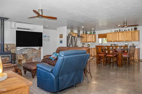 Living - 34225 Deerpath Ct, Chiloquin, OR 97624 photo 4 of 4