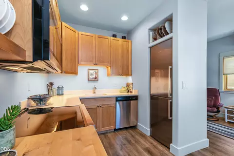 Kitchen - 780 W View Loop, Sisters, OR 97759 photo 2 of 2