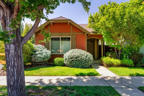417 NW 27th St, Redmond, OR 97756