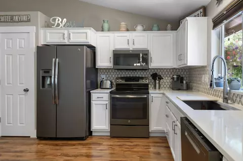 Kitchen - 17476 Rail Dr, Bend, OR 97707 photo 4 of 4