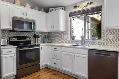 Kitchen - 17476 Rail Dr, Bend, OR 97707 photo 3 of 4