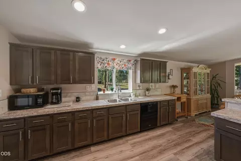 Kitchen - 51646 Pine Loop Dr, La Pine, OR 97739 photo 4 of 5