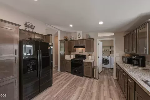 Kitchen - 51646 Pine Loop Dr, La Pine, OR 97739 photo 3 of 5