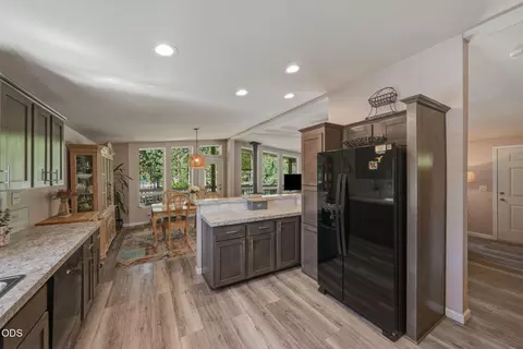 Kitchen - 51646 Pine Loop Dr, La Pine, OR 97739 photo 2 of 5
