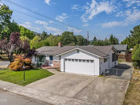 101 Hickory Dr, Rogue River, OR 97537