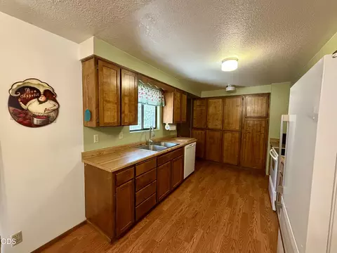 Kitchen - 50842 Deer Forest Dr, La Pine, OR 97739 photo 1 of 3