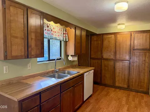 Kitchen - 50842 Deer Forest Dr, La Pine, OR 97739 photo 3 of 3