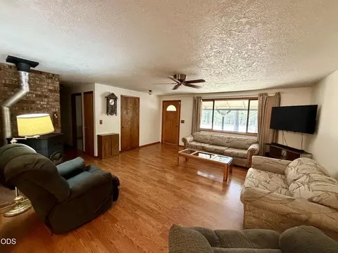 Living - 50842 Deer Forest Dr, La Pine, OR 97739 photo 1 of 2