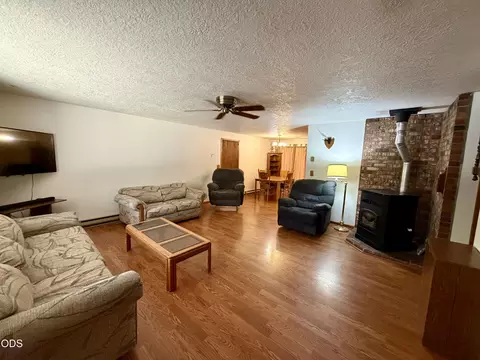 Living - 50842 Deer Forest Dr, La Pine, OR 97739 photo 2 of 2
