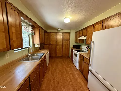Kitchen - 50842 Deer Forest Dr, La Pine, OR 97739 photo 2 of 3