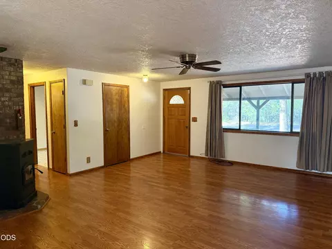 Living - 50842 Deer Forest Dr, La Pine, OR 97739 photo 2 of 4