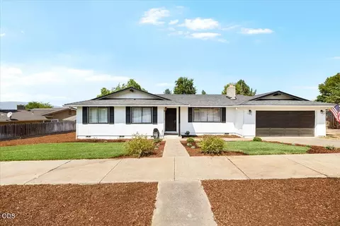 1789 Inverness Dr, Medford, OR 97504