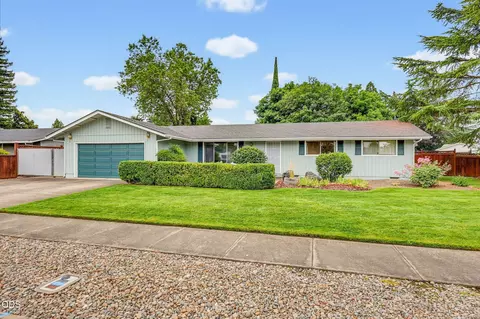 1964 Camellia Ave, Medford, OR 97504