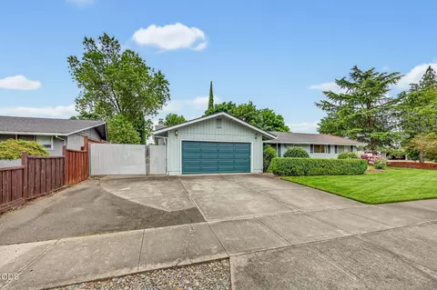 1964 Camellia Ave, Medford, OR 97504