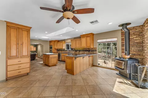 Kitchen - 12330 Evans Creek Rd, Rogue River, OR 97537 photo 4 of 6