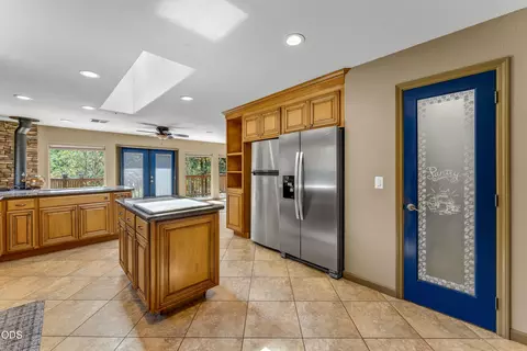 Kitchen - 12330 Evans Creek Rd, Rogue River, OR 97537 photo 6 of 6