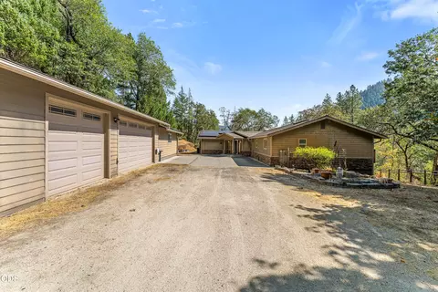Exterior - 12330 Evans Creek Rd, Rogue River, OR 97537 photo 3 of 14