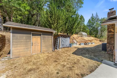 Exterior - 12330 Evans Creek Rd, Rogue River, OR 97537 photo 10 of 14