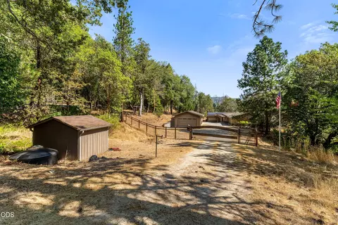 Exterior - 12330 Evans Creek Rd, Rogue River, OR 97537 photo 5 of 14