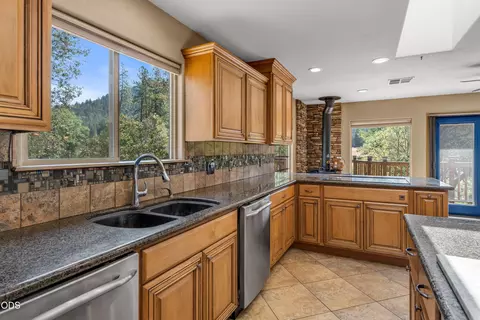 Kitchen - 12330 Evans Creek Rd, Rogue River, OR 97537 photo 5 of 6