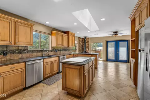 Kitchen - 12330 Evans Creek Rd, Rogue River, OR 97537 photo 2 of 6