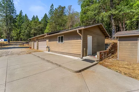 Exterior - 12330 Evans Creek Rd, Rogue River, OR 97537 photo 9 of 14