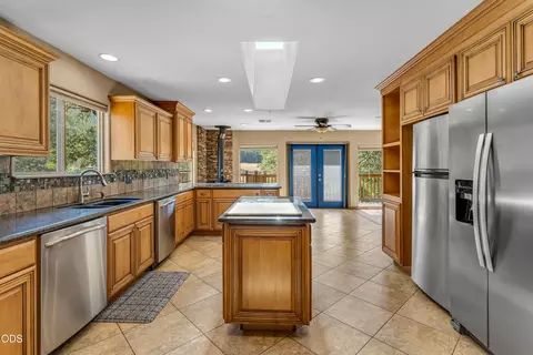 Kitchen - 12330 Evans Creek Rd, Rogue River, OR 97537 photo 3 of 6