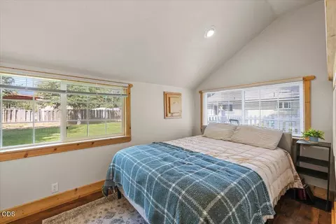 Bedroom - 8550 Evans Creek Rd, Rogue River, OR 97537 photo 3 of 3