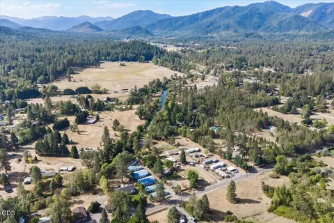 View/Area - 8550 Evans Creek Rd, Rogue River, OR 97537 photo 7 of 14