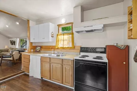 Kitchen - 8550 Evans Creek Rd, Rogue River, OR 97537 photo 4 of 4