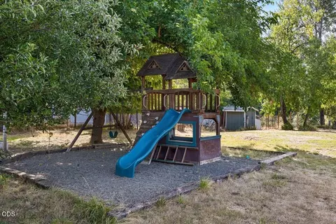 Exterior - 8550 Evans Creek Rd, Rogue River, OR 97537 photo 6 of 9