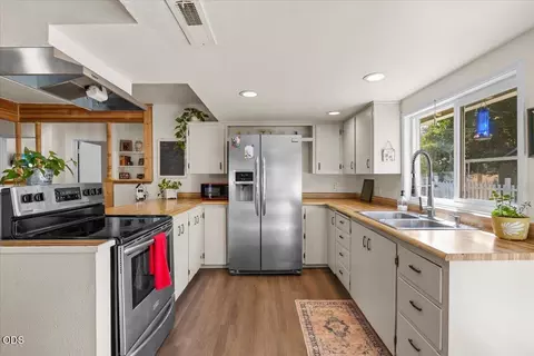 Kitchen - 8550 Evans Creek Rd, Rogue River, OR 97537 photo 3 of 4
